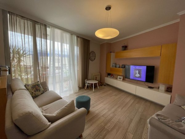 Shitet Apartament 3+1+2 tek Liqeni i Thate, Rruga "Peti"!