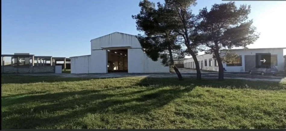 JEPEN KAPANONE//MAGAZINA ME QERA. 8100m2