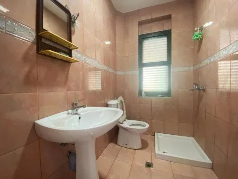 Shitet vile 3 kateshe prane vilave gjermane, Tirane