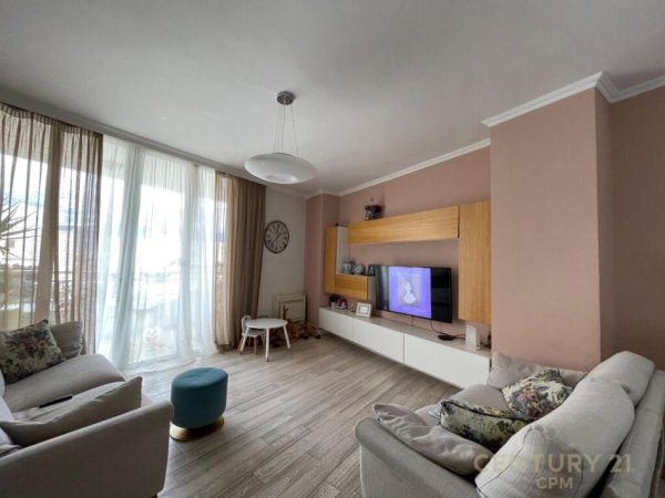 SHESIM APARTAMENT 3+1+2+POST PARKIMI TEK RRUGA PETI ! Liqeni i Thatë