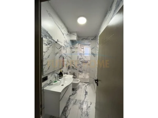 Shitet, Apartament 2+1, 21 Dhjetori, Tiranë. 135000 euro