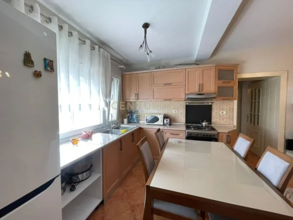 Apartament 2+1 për qira perballe Gjykates se Rrethit Gjyqësor , Tiranë