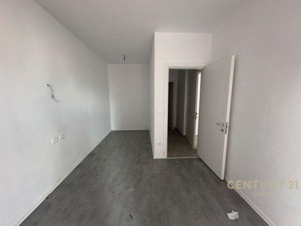 Ekskluzive jepet me qira apartament per zyra ne Rrugen e Kavajes !