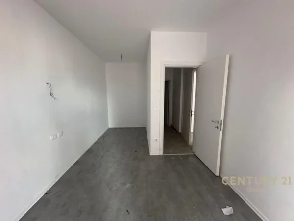 Ekskluzive jepet me qira apartament per zyra ne Rrugen e Kavajes !