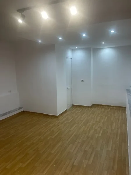 Ambjent biznesi per qera mbrapa "Piazza"