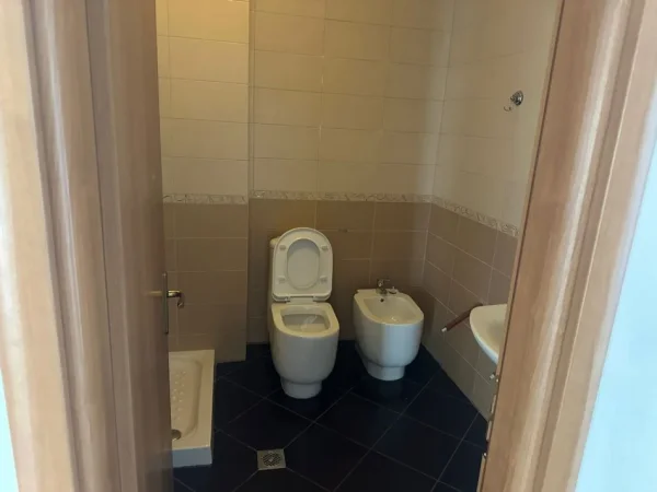 JEPET ME QERA ZYRE 110M2  600 EURO ISH PARKU AUTOBUZAVE