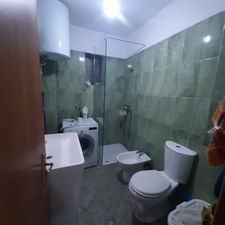 Shitet apartament 2+1 pran komplekseve Cabej