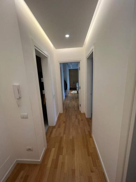 Tirane, shes apartament 3+1+BLK Kati 1, 1.712 m² 300.000 Euro (Teg)