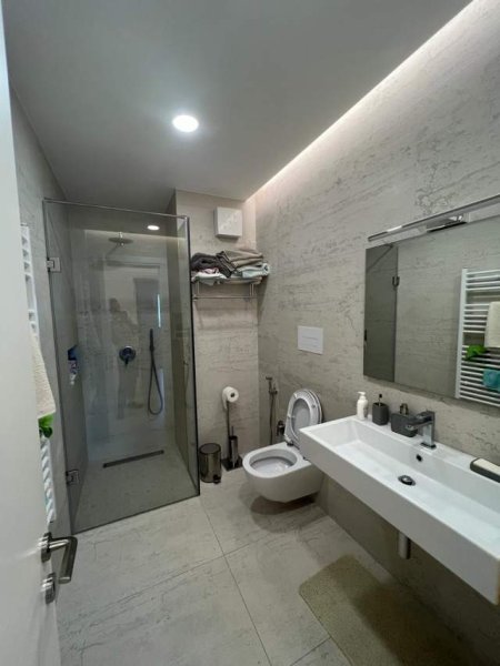 Tirane, shes apartament 3+1+BLK Kati 1, 1.712 m² 300.000 Euro (Teg)