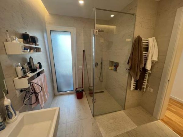 Tirane, shes apartament 3+1+BLK Kati 1, 1.712 m² 300.000 Euro (Teg)