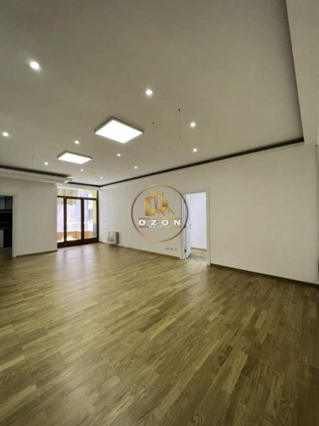 Tirane, jepet me qera ambjent biznesi Kati 3, 210 m² 1.800 Euro (Blloku)