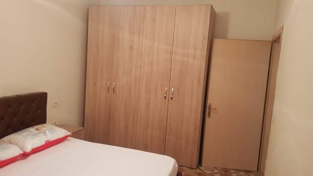 Tirane, jepet me qera apartament 1+1 Kati 2, 60 m² 250 Euro (Adresa:  fresk afer lokal lulishtes.)