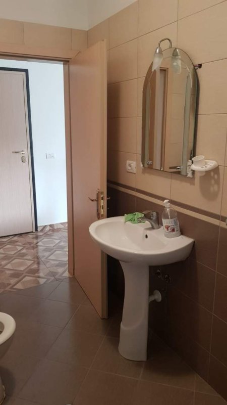 Tirane, jepet me qera apartament 1+1 Kati 2, 60 m² 250 Euro (Adresa:  fresk afer lokal lulishtes.)