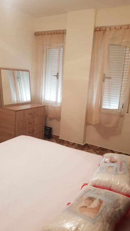 Tirane, jepet me qera apartament 1+1 Kati 2, 60 m² 250 Euro (Adresa:  fresk afer lokal lulishtes.)
