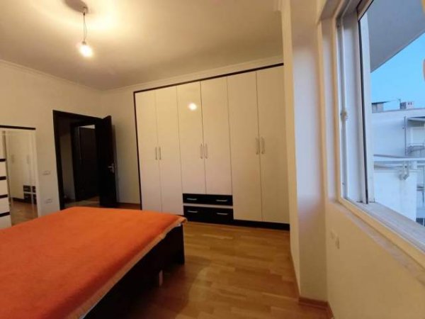 Tirane, jepet me qera apartament 2+1 Kati 4, 80 m² 300 Euro (FRESKU)