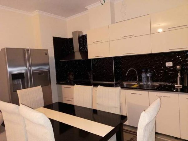 Tirane, jepet me qera apartament 2+1 Kati 4, 80 m² 300 Euro (FRESKU)