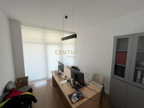 Tirane, jepet me qera apartament 2+1 Kati 1, 109 m² 600 Euro (Komuna e Parisit)