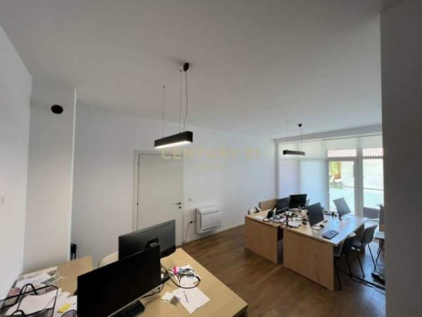 Tirane, jepet me qera apartament 2+1 Kati 1, 109 m² 600 Euro (Komuna e Parisit)