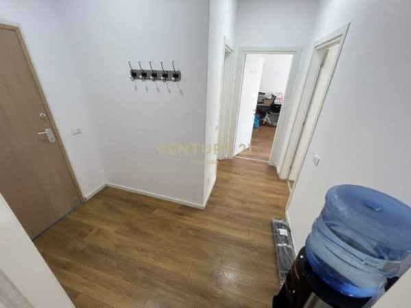 Tirane, jepet me qera apartament 2+1 Kati 1, 109 m² 600 Euro (Komuna e Parisit)
