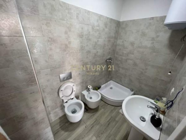 Tirane, jepet me qera apartament 2+1 Kati 1, 109 m² 600 Euro (Komuna e Parisit)