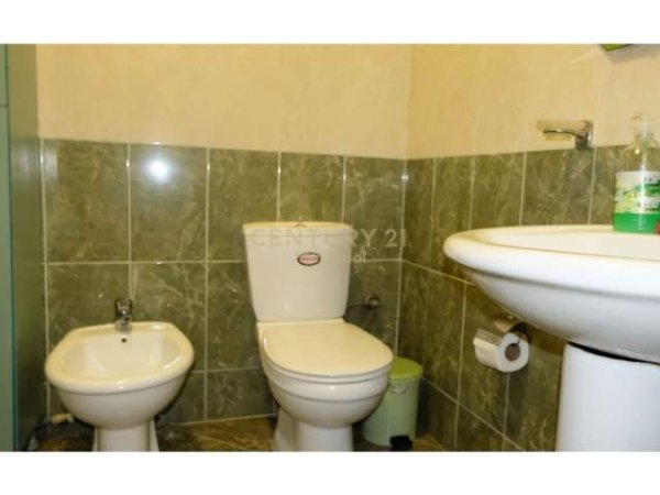 Tirane, jepet me qera apartament 2+1 Kati 8, 90 m² 400 Euro (Brryli)