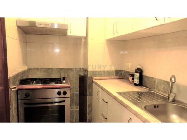 Tirane, jepet me qera apartament 2+1 Kati 8, 90 m² 400 Euro (Brryli)