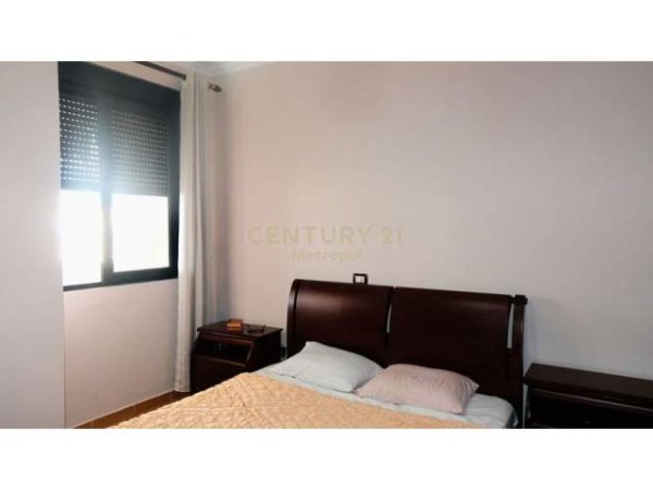 Tirane, jepet me qera apartament 2+1 Kati 8, 90 m² 400 Euro (Brryli)