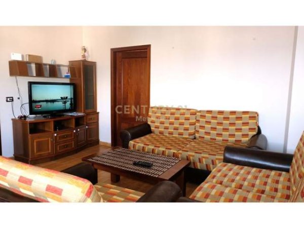 Tirane, jepet me qera apartament 2+1 Kati 8, 90 m² 400 Euro (Brryli)