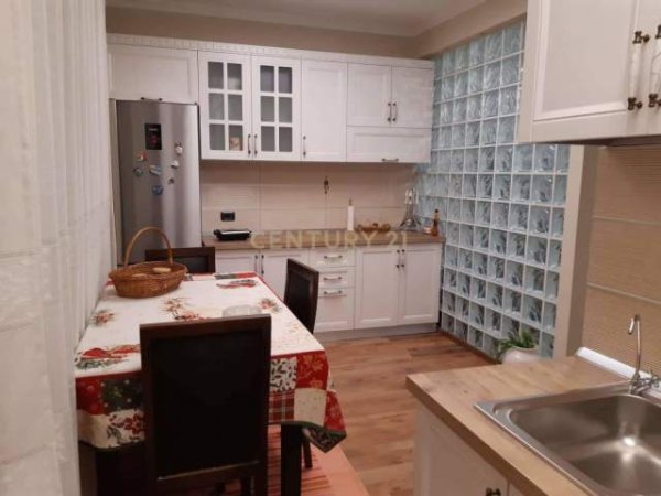 Tirane, jepet me qera apartament 2+1 98 m² 450 Euro (Porcelan)