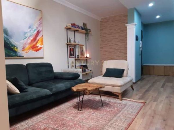 Tirane, jepet me qera apartament 2+1 98 m² 450 Euro (Porcelan)