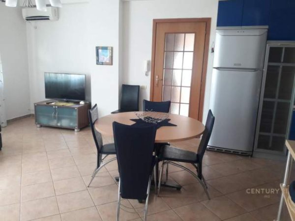 Tirane, jepet me qera apartament 2+1 Kati 8, 100 m² 700 Euro (Ish Blloku)