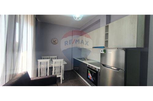 Tirane, jepet me qera apartament 1+1+BLK Kati 8, 60 m² 350 Euro (Rruga e Elbasanit)