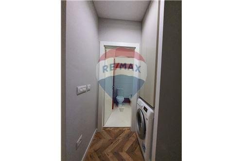 Tirane, jepet me qera apartament 1+1+BLK Kati 8, 60 m² 350 Euro (Rruga e Elbasanit)