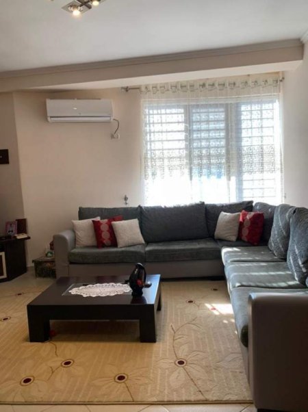 Shqiperi, jepet me qera apartament 2+1+BLK Kati 3, 115 m² 350 Euro (Adresa:yzberisht prane palestres unik)