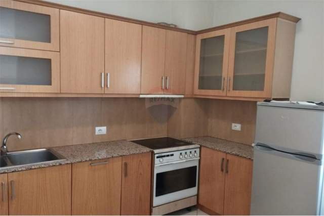 Tirane, jepet me qera apartament 4+1 118 m² 450 Euro (Tek Eleonora)