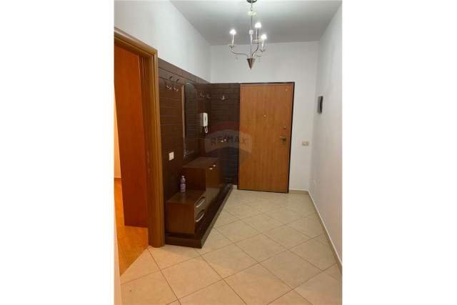 Tirane, jepet me qera apartament 4+1 118 m² 450 Euro (Tek Eleonora)