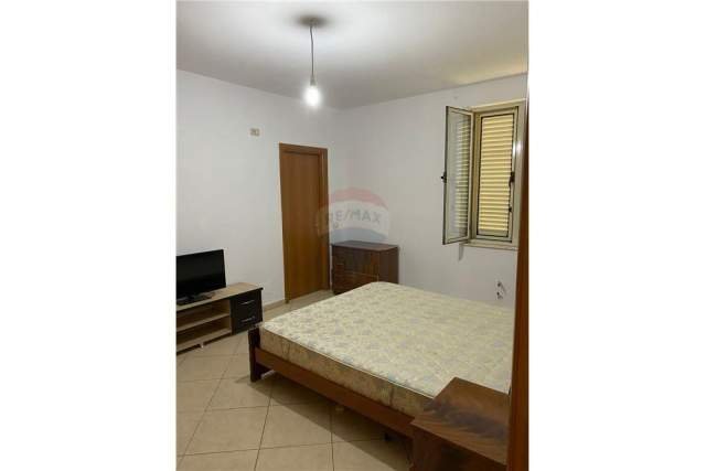 Tirane, jepet me qera apartament 4+1 118 m² 450 Euro (Tek Eleonora)