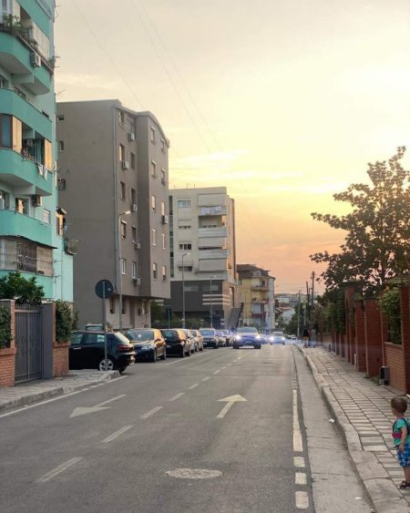 Tirane, shitet garazhd  (Komuna e Parisit)