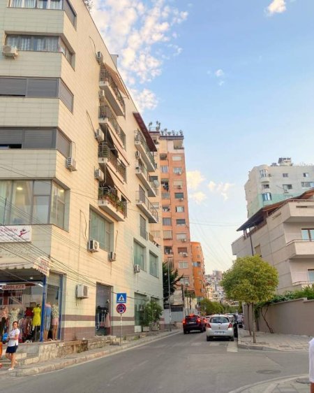 Tirane, shitet garazhd  (Komuna e Parisit)