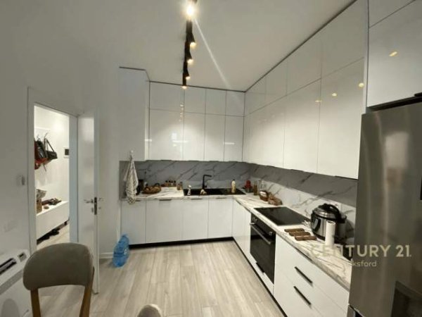 Tirane, jepet me qera apartament 1+1 Kati 5, 67 m² 600 Euro (Komuna e Parisit)