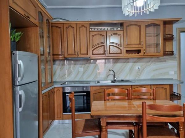 Tirane, jepet me qera apartament 2+1+BLK Kati 4, 110 m² 300 Euro (Unaza e re)