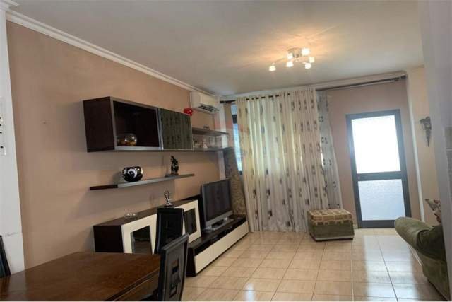 Tirane, jepet me qera apartament 1+1 Kati 2, 80 m² 300 Euro (Tek Selvia)
