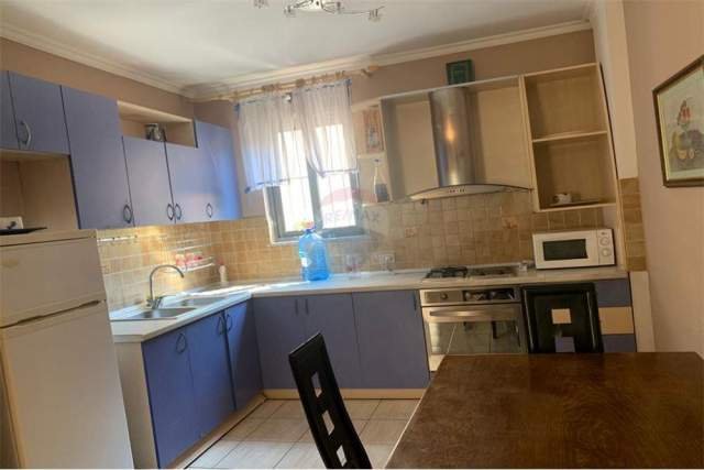 Tirane, jepet me qera apartament 1+1 Kati 2, 80 m² 300 Euro (Tek Selvia)