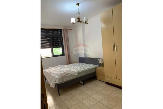Tirane, jepet me qera apartament 1+1 Kati 2, 80 m² 300 Euro (Tek Selvia)