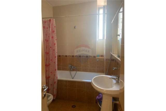 Tirane, jepet me qera apartament 1+1 Kati 2, 80 m² 300 Euro (Tek Selvia)