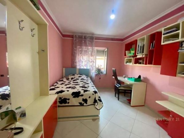 Tirane, jepet me qera apartament 3+1+BLK Kati 4, 130 m² 800 Euro (Rrugen Hajdar Hidi)