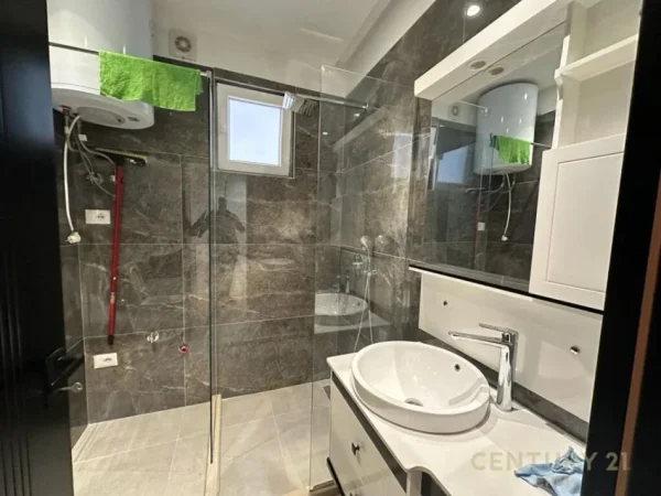 Apartament 2+1 per qira tek Medreseja