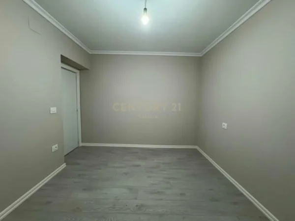 JEPET ME QIRA AMBIENT PER ZYRA, KLINIKE TE 21 DHJETORI, TIRANE