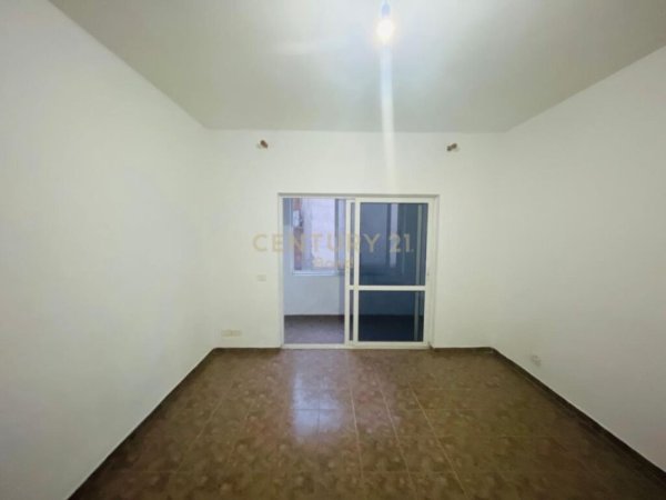 APARTAMENT 1+1 PER QERA PRANE PAZARIT TE RI ! 350 EURO.