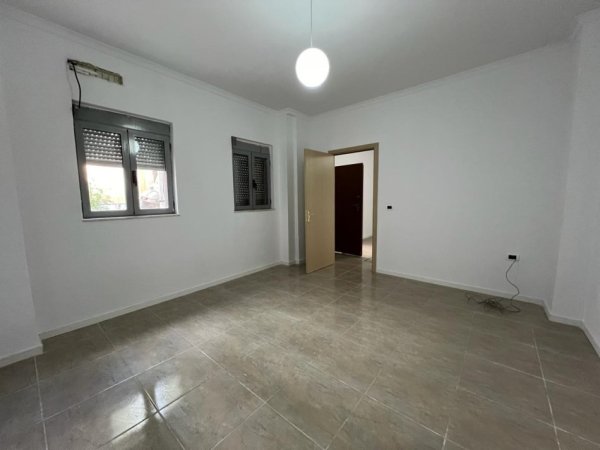 JEPET ME QIRA APARTAMENT 2+1 OSE AMBIENT ZYRE + 2 POSTE PARKIMI - GJIMNAZI PARTIZANI